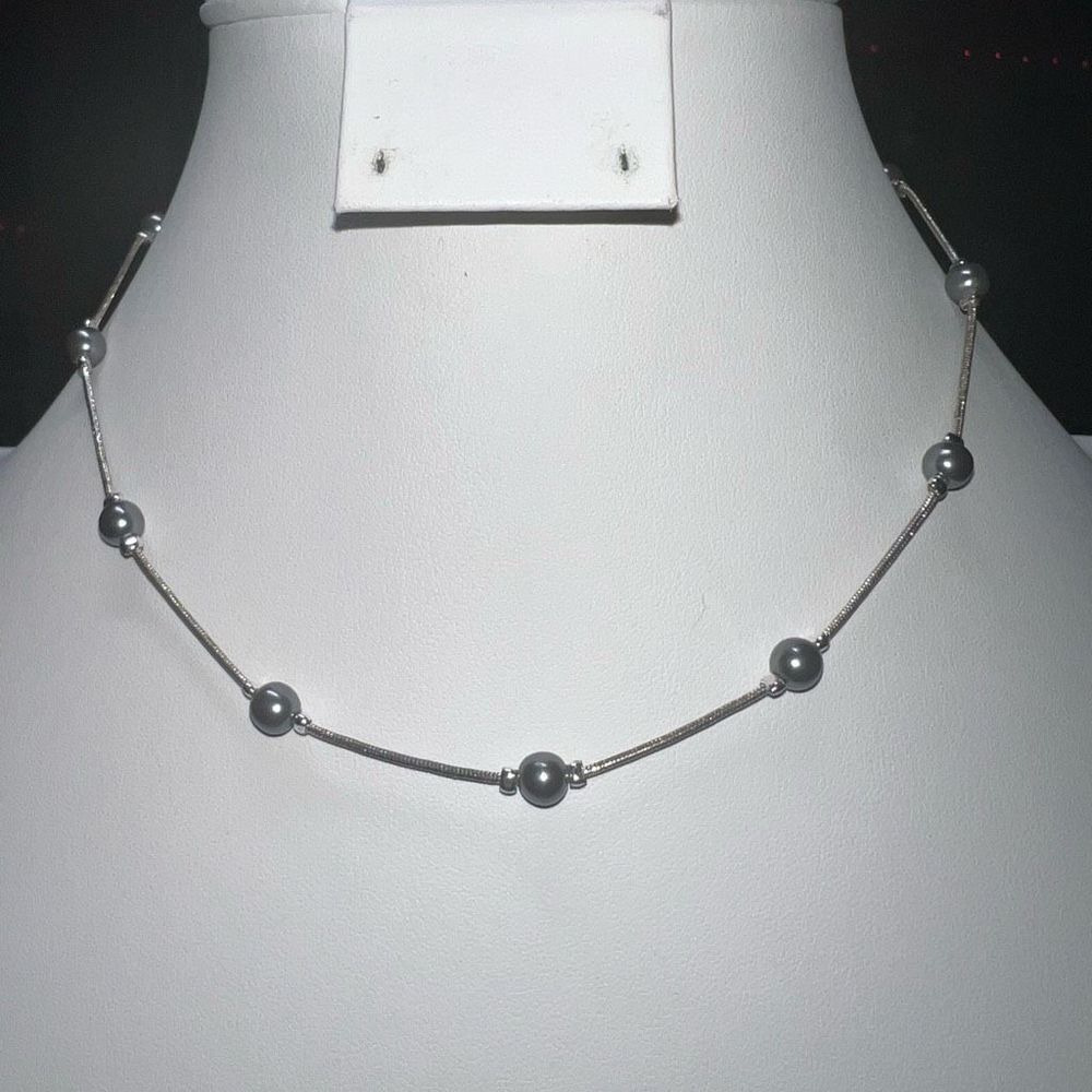 Faux Gray Pearl and Silver Tone Choker Necklace‎